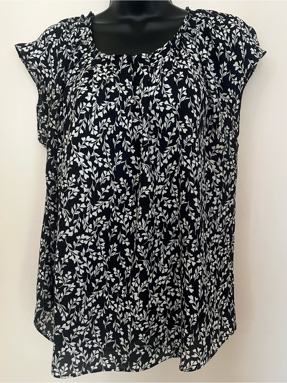 LC Lauren Conrad Black and White Leaf-Print Cap Sleeve Blouse